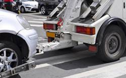 Camion fourrière tractant une voiture