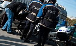Policiers entrain de contrôler un motocycliste
