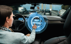 Personne enclanchant la conduite autonome de sa voiture