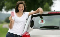 Jeune conductrice avec permis de conduire et A sur la voiture