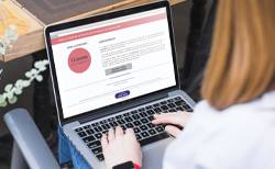 Femme consultant son relevé de point sur télépoint