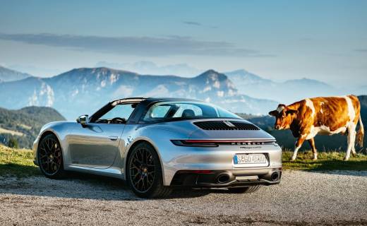 12 PORSCHE 911 TARGA 4 GTS