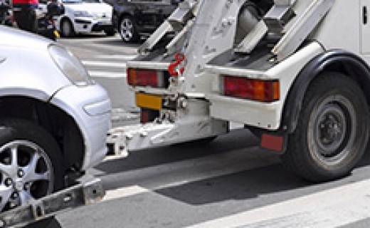 Camion fourrière tractant une voiture