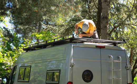 Homme en train de laver son camping-car