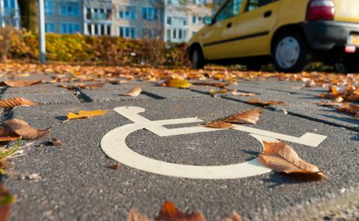 Stationnement gratuit et illimité pour les personnes handicapées