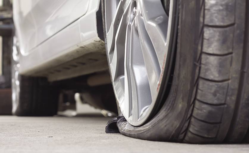 Comment réparer une crevaison d'un pneu de voiture ?