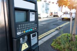 Forfait post-stationnement majoré alors qu’il avait déjà payé